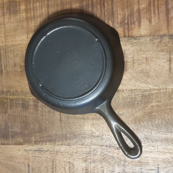 Vintage Unmarked Lodge Cast Iron Skillet, #3 - Picture 11 of 15